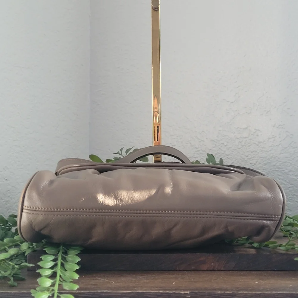 Etienne Aigner elegant taupe crossbody bag - Picture 5 of 11
